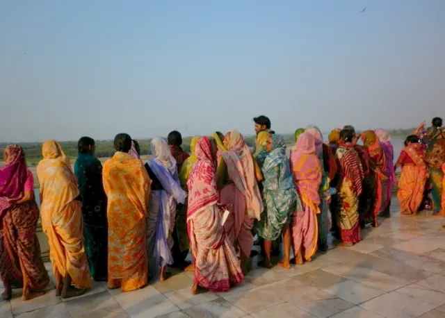 مجموعة من النساء