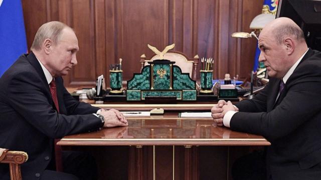 Vladimir Putin y Mijaíl Mishustin cara a cara