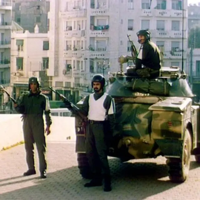Àwọn ọmọ ogun Algeria loju popo lọdun 1990