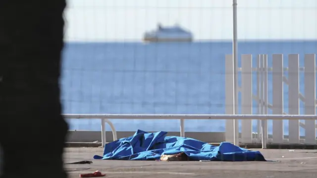 "La escena continúa tal cual", dice Kevin Harris, quien sigue viendo la escena desde el balcón de su hotel.