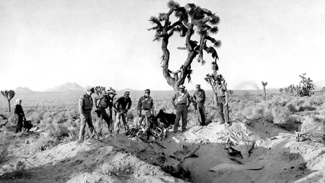 Военнослужащие вместе с сотрудниками местных органов правопорядка осматривают место крушения беспилотника под Палмдейлом