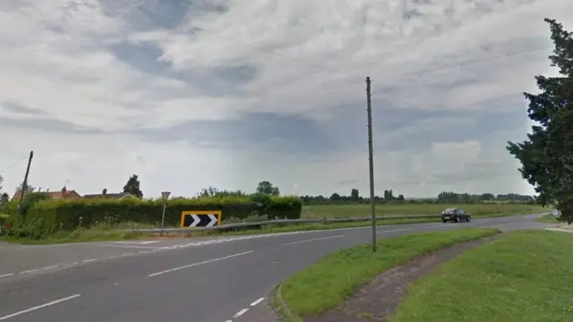 스테판이 도움을 청하려 서성이고 있던 도로