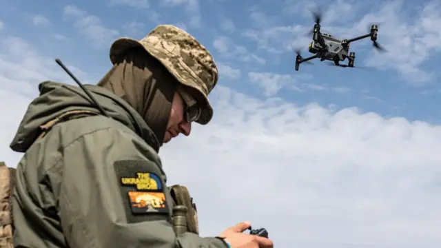Украинский солдат с дроном