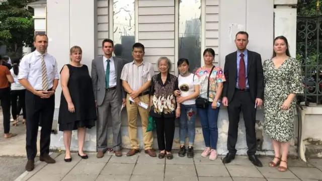 Mẹ nhà báo Phạm Đoan Trang, bà Bùi Thị Thiện Căn (giữa) cùng đại diện một số ĐSQ các nước, không được vào dự phiên tòa công khai xét xử sơ thẩm bà Trang hôm 25//2022