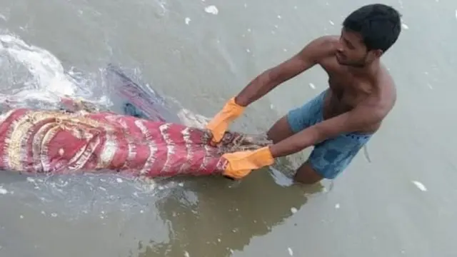 గంగా నదిలో మృతదేహాలు