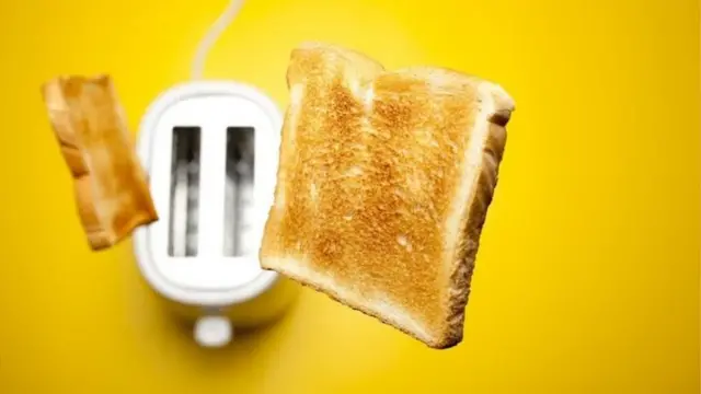 পাউরুটি ফোলাতে ও নানারকম আকৃতি দিতে এই উপাদানটি ব্যবহার করা হয়।