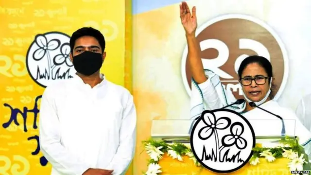 ममता बनर्जी अपने भतीजे अभिषेक बनर्जी के साथ