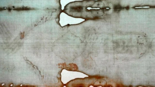 ผ้าห่อพระศพแห่งตูรินมีรอยเปื้อนเลือดที่ปรากฏเป็นภาพคล้ายพระเยซูคริสต์