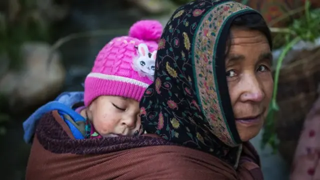 Bebe zavise od hranitelja kad je reč o emocionalnoj regulaciji, i u okviru nje o dovoljnoj opuštenosti kako bi zaspale