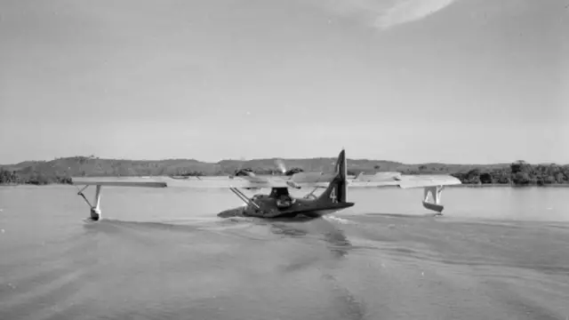 La Catalina Antares, operada por Qantas, acuatiza en Koggala, tras el vuelo sin escalas Australia-Ceylon del Servicio Secreto Doble Amanecer.