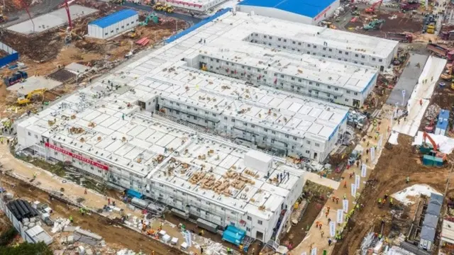 Vista aérea de un hospital en construcción