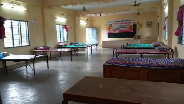 పార్టీ ఆఫీసులలో ఏర్పాటైన కోవిడ్ కేర్ సెంటర్లు బాధితులకు ఉపయోపడుతున్నాయని సీపీఎం నేతలు అంటున్నారు.