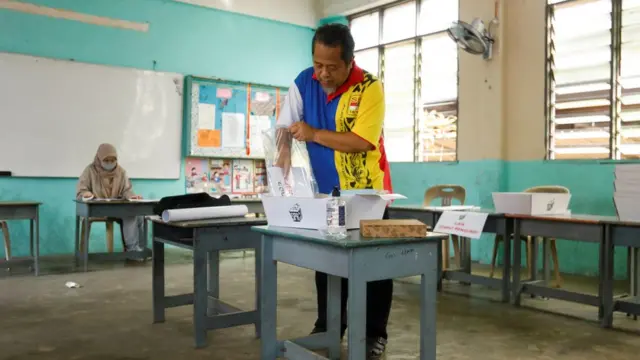Petugas melakukan persiapan di TPS Permatang Pauh, Penang, Malaysia