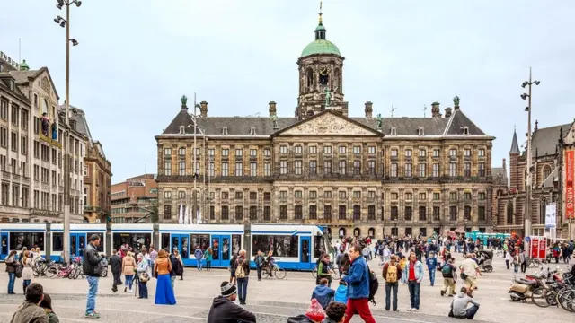 Пока их не попросишь о помощи вслух, они не будут вмешиваться...