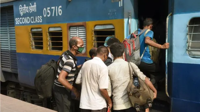 கொரோனா வார்டாக மாற்றப்பட்ட ரயில் பெட்டிகளில் பாதி மீண்டும் ரயில் பெட்டியாக மாற்றம்