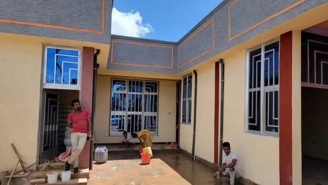 Mana ijoollee abbaafi haadha dhabanii daandiitti bahaniif Ambootti ijaarame