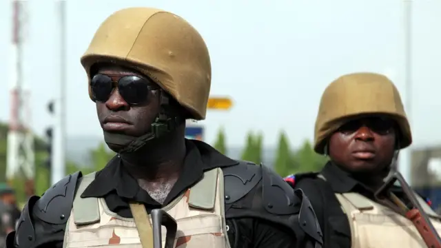 Awọn ọlọpaa pẹlu iboju