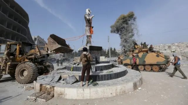 پایین کشیدن مجسمه کاوه آهنگر در عفرین