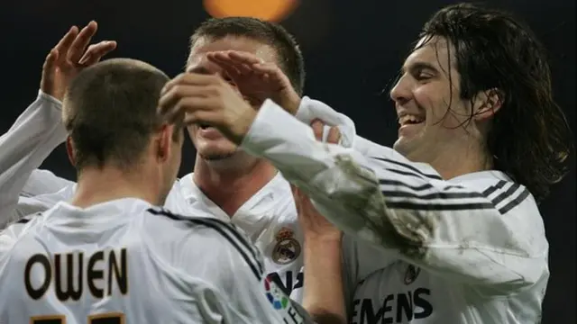 سانتیاگو سولاری (راست) کنار دیوید بکام و مایکل اوون در دوران بازی برای رئال مادرید