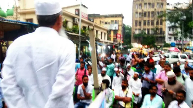 ইমামের বিরুদ্ধে স্থানীয় মুসল্লিদের সমাবেশ