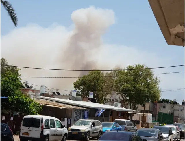 ઘર પાસે ધડાકા બાદ ઊઠતા ધુમાડાની મહેશ જોડે લીધેલી તસવીર