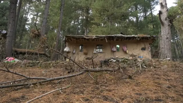 जनजातीय लोग ऐसे ही मिट्टी के घरों में रहते हैं. अब इन घरों को तोड़ा जा रहा है