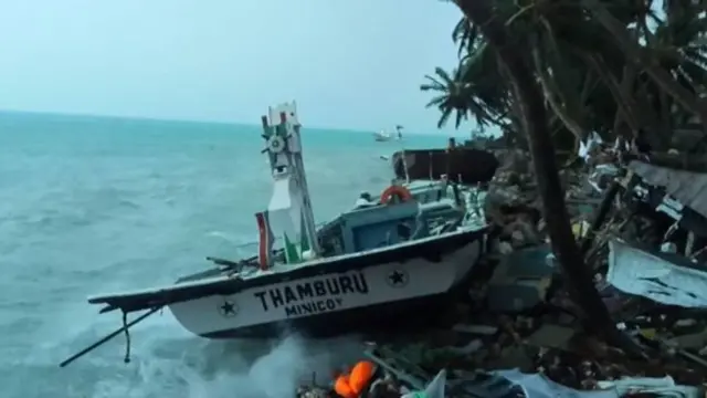 கரை ஒதுங்கிய படகு