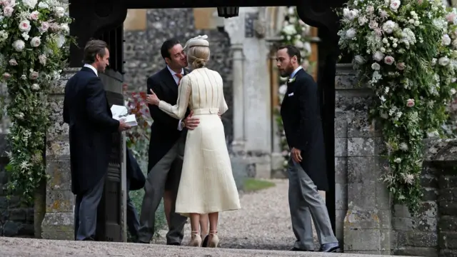 гости у церкви