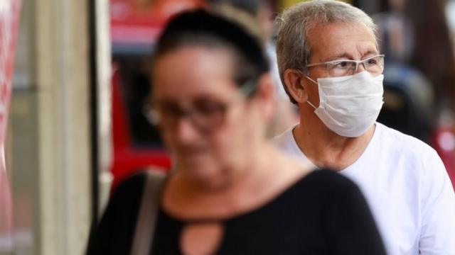 Pessoa usando máscara em Porto Alegre