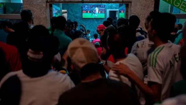 Fans for viewing centre