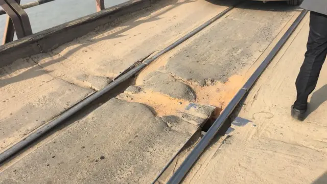 যেকোন সময় বড় ধরণের দুর্ঘটনার ঝুঁকিতে রয়েছে সেতুটি।