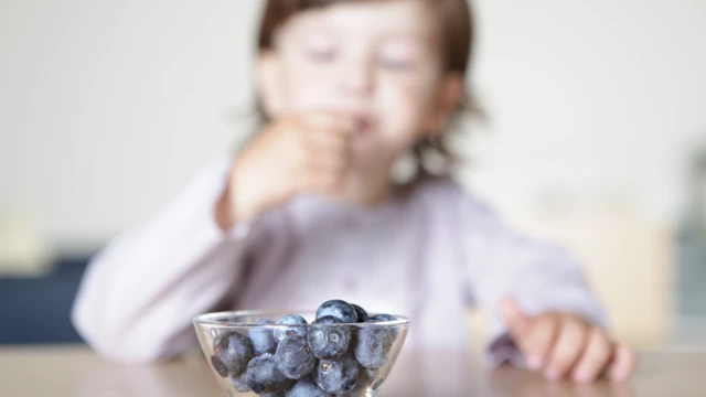 Niña probando arándonos