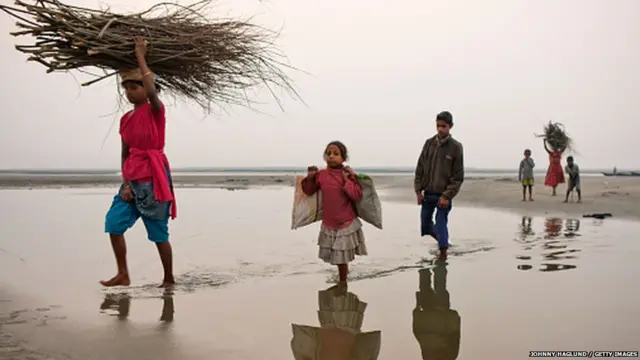 या वर्षी, चीननं माहिती न दिल्याच्या पार्श्वभूमीवर, पाऊस पडत नसतानाही, चारवेळा पूर आल्याचं त्यांनी बीबीसीला सांगितलं.