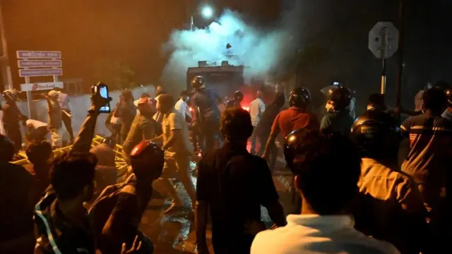 இலங்கையில் ஜனாதிபதி வீட்டின் முன் நள்ளிரவில் வெடித்த வன்முறை