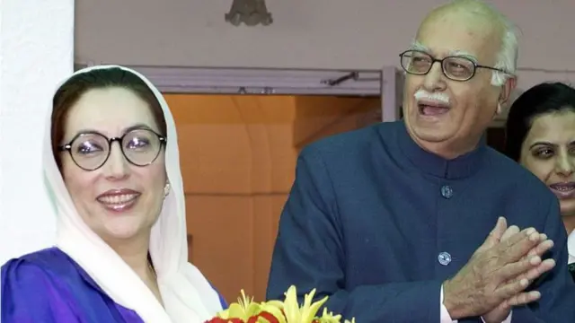 हा फोटो 2003 सालचा आहे. भारताचे तत्कालीन उपपंतप्रधान लालकृष्ण आडवाणी यांना भेटण्यासाठी त्या दिल्ली येथे गेल्या होत्या.