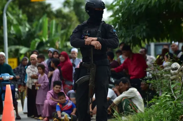 เจ้าหน้าที่ยืนคุ้มกันที่เกิดเหตุห