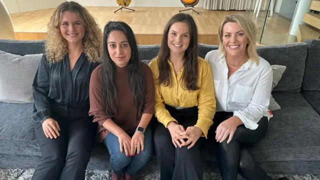 ऐप फ़ाउंडर एलेक्सिया डी ब्रोगली, सहर फ़िकोही, एरियाना अलेक्जेंडर-सेफ़्रे और ज़ो डेसमंड. एलेक्सिया, एरियाना और ज़ो सभी एपल के यूके फाउंडर प्रोग्राम का हिस्सा हैं.