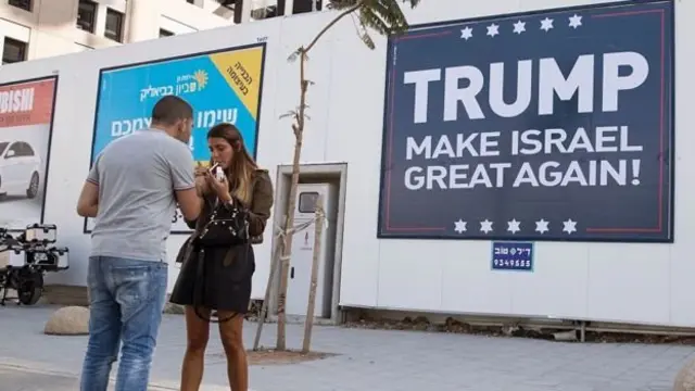 Un cartel en Israel que dice: "Trump, haz que Israel sea grandioso de nuevo".