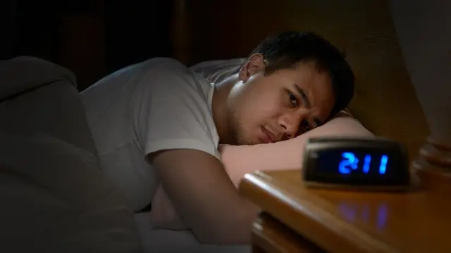 ชายนอนไม่หลับ