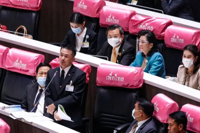 ในระหว่าง นพ. ชลน่าน ศรีแก้ว ส.ส.น่าน พท. กำลังอภิปราย ได้เกิดเสียงสัญญาณเตือนไฟไหม้ดังขึ้น ทำให้ทั้งสมาชิกรัฐสภาแตกตื่นเล็กน้อย เมื่อสัญญาณสงบลง นายชวน หลีกภัย กล่าวติดตลกว่า "สงสัยอภิปรายจนน้ำไหลไฟดับ"