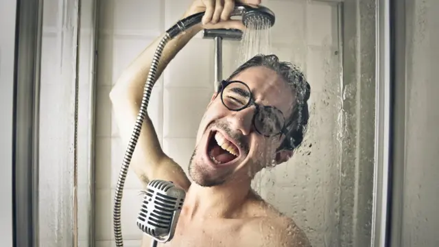 Hombre cantando en la ducha.