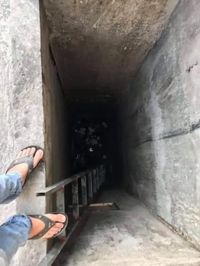 Hình ảnh được cho là giếng trời nơi 3 công an rớt xuống