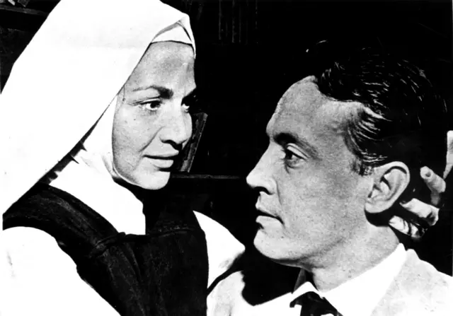 Protagonizado por Nathália Timberg e Amilton Fernandes como Maria Helena e Albertinho Limonta, O direito de nascer foi o primeiro grande sucesso da televisão brasileira.