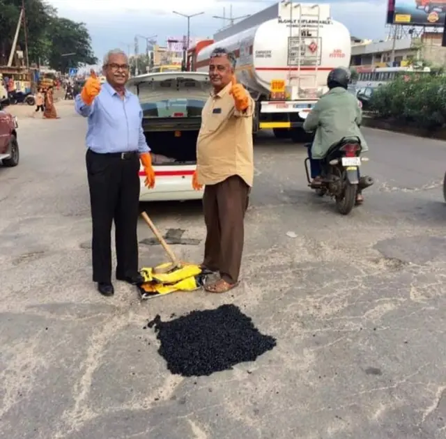 ఉద్యోగం కూడా మానేసి పదేళ్లుగా సొంత ఖర్చులతో గంగాధర తిలక్ రోడ్లను బాగు చేస్తున్నారు.