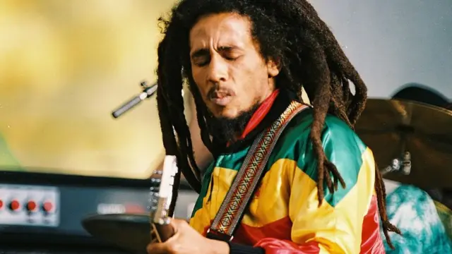 ቦብ ማርሌ ጃማይካ ውስጥ የተደረገበትን የግድያ ሙከራ አምልጦ ለንደን ከገባ በኋላ ነው ይህንን ዓለምን ከዳር እስከ ዳር ያነጋገረ አልበም የጻፈው