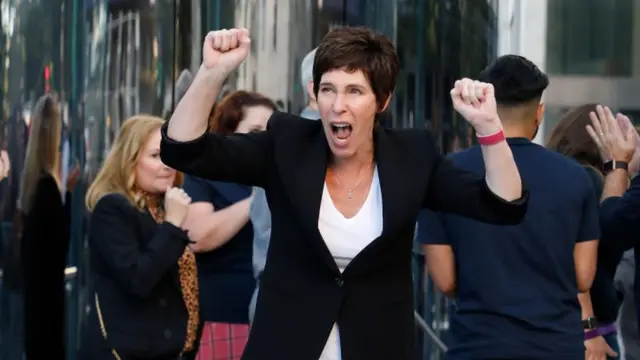 Deirdre O'Brien, vicepresidenta de ventas de Apple, celebra la reapertura de una tienda en Nueva York, 20 de septiembre de 2019