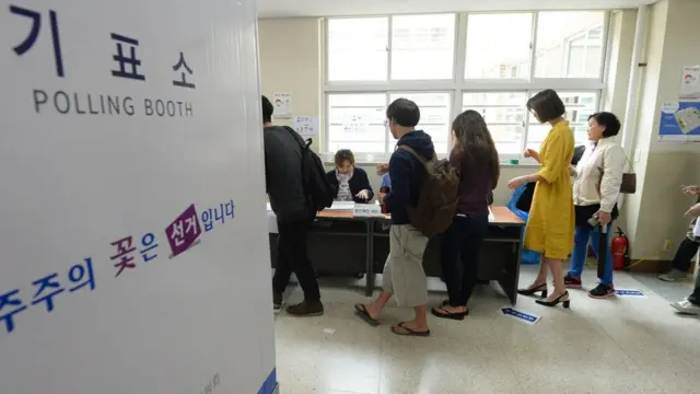 2017년 제19대 대통령 선거일에 서울 서대문구 창서초등학교에 마련된 신촌동 제5투표소에서 유권자들이 한 표를 행사하고 있다