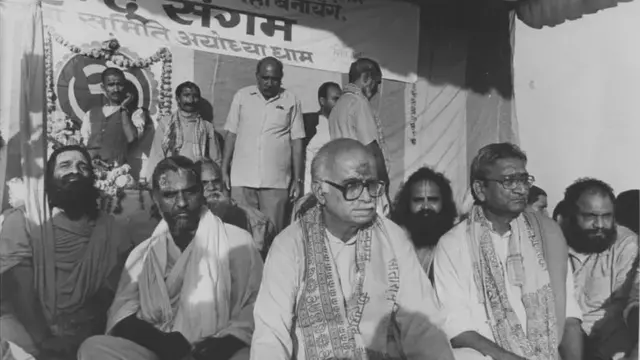 20 नवंबर 1990 को अयोध्या में राम मंदिर निर्माण को लेकर बैठे तत्कालीन बीजेपी अध्यक्ष लालकृष्ण आडवाणी.