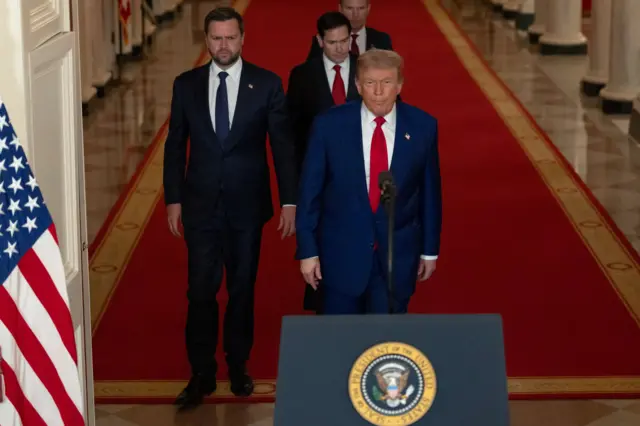 El presidente de EE.UU. se dirige al atril presidencial acompañado por su vicepresidente JD Vance, su secretario de estado Marco Rubio y su secretario de defensa Pete Hegeseth (de izq. a der.).
