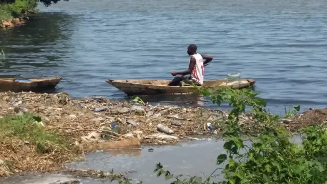 Abarobera ku nkengera y'ikiyaga bari mu babuza ifi kurondoka